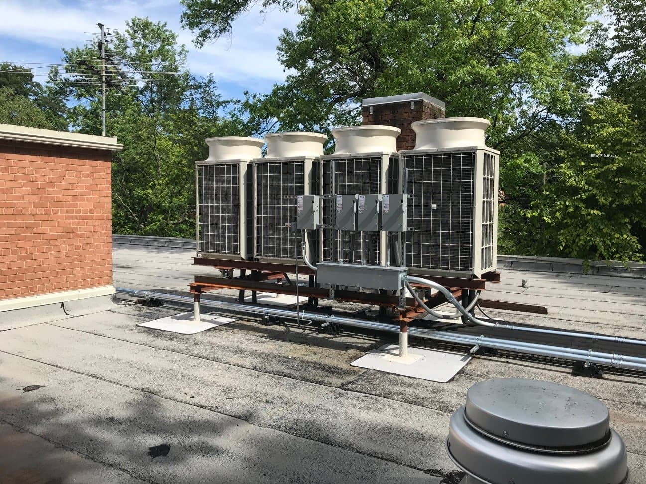 Rooftop VRF condensing units at Macomb House